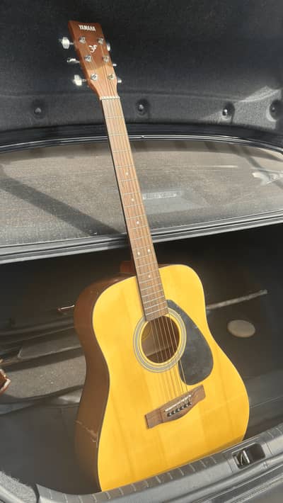 Yamaha F600 Acoustic Guitar