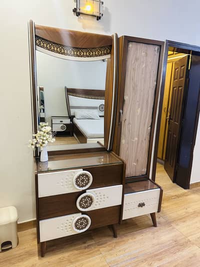 Dressing table neat and clean condition