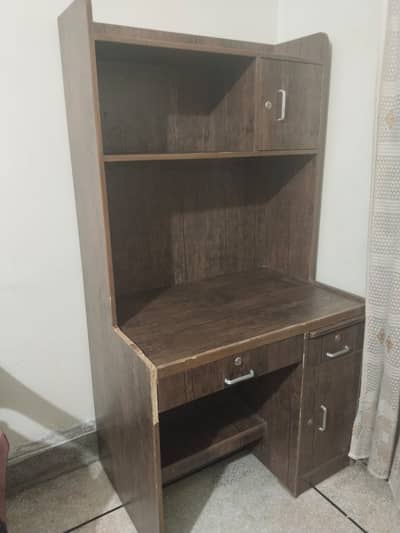 A student study table is available for sale