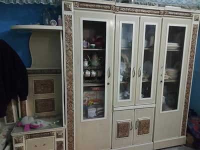 new farnicher Lia he islea sell kar Raha hu