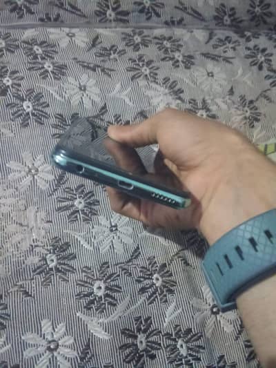 no scratch No box No charger  8/256 gb battery 5000 Mah