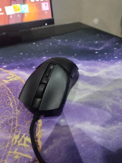 Razer cobra Wired # slightly used # little crack # perfect for gaming