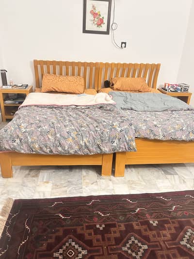 2 Single beds with side table