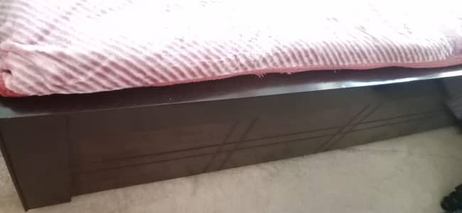 King size bed with out side table