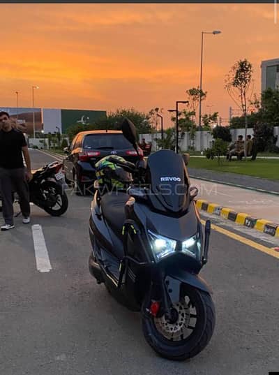 Revoo E52  | Model 2025 | Electric Scooter | Excellent Condition