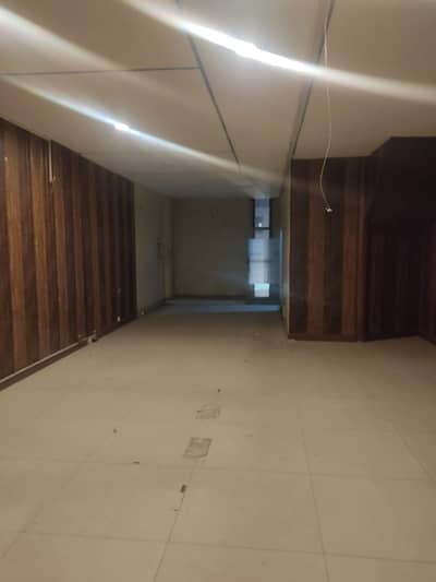 10 Marla Hall available for rent