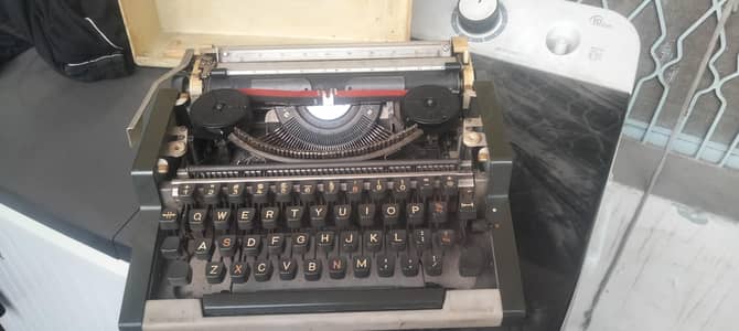 type writer for sale good condition and working