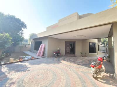 1 kanal most beautiful double unit house available for rent