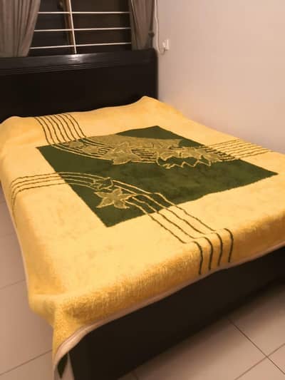 Black polish wooden bed