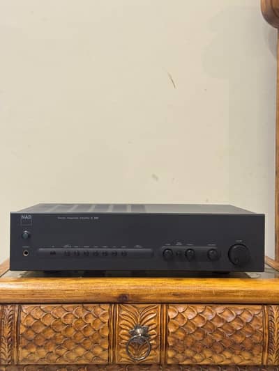 NAD  stereo amplifier