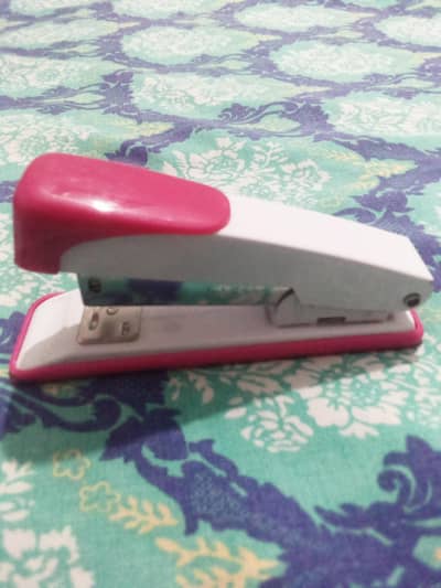 STAPLER (1 BOX STAPLES PINS FREE)