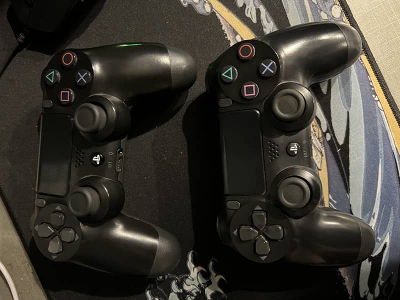 2 ps4 controllers 0