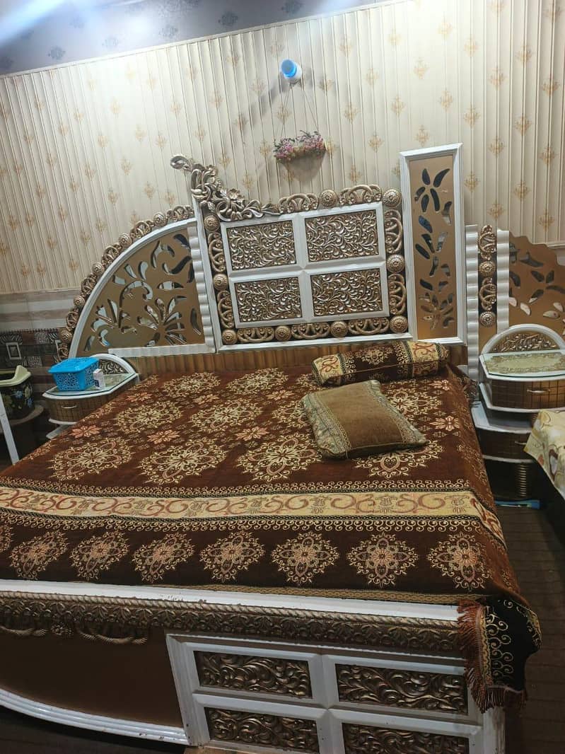 Fancy bed set 0