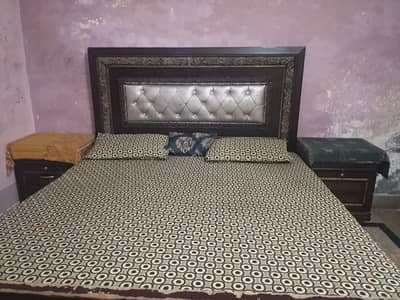 urgent used Mai h Thora SA repair ho ga  bed side table or dressing ha