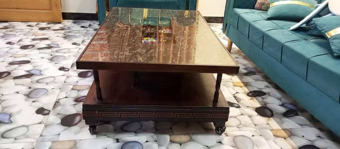 Center Table with lockable tyres