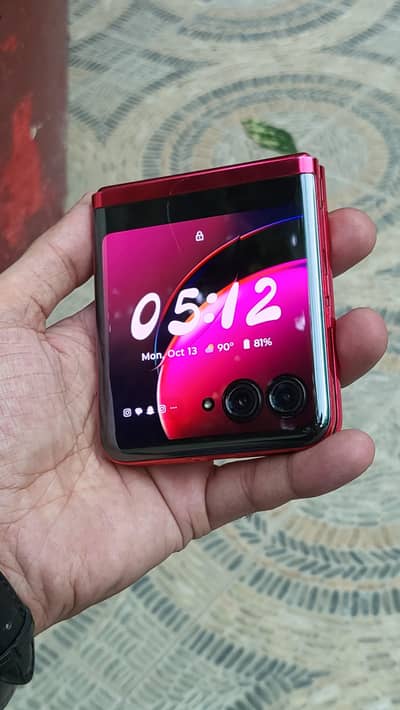 Selling My Motorola ultra 40 flip 2023 in best condition one scratch