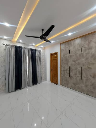 Prime Location 10 Marla House In Central Wapda Town For rent