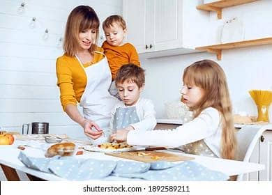 Khana bananay wali tajurba-kaar Female darkaar hai