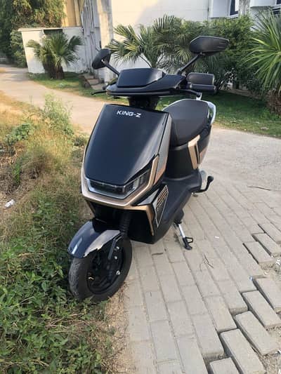 King Z Scooty For Sale Bilkul New Condition Mumtaz City Islamabad