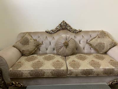 7 seater royal sofa set wiith table for sale