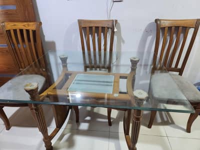 Beautiful 4 seater dining table for sell