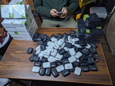 airbuds vip sound and call  1 day timeming  1 pice sa 100 pic av