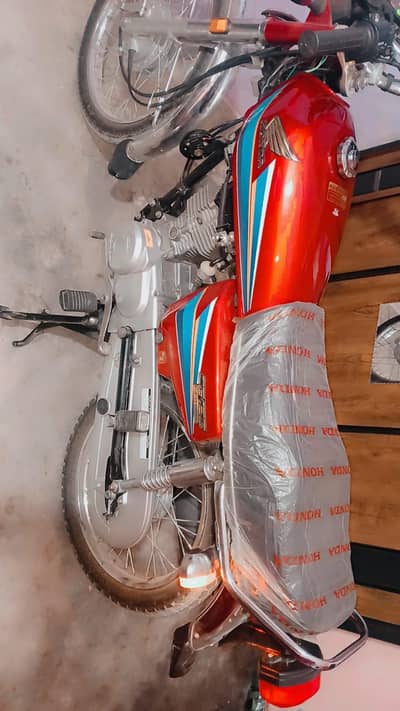 Honda 125 cc me WhatsApp 03254982768