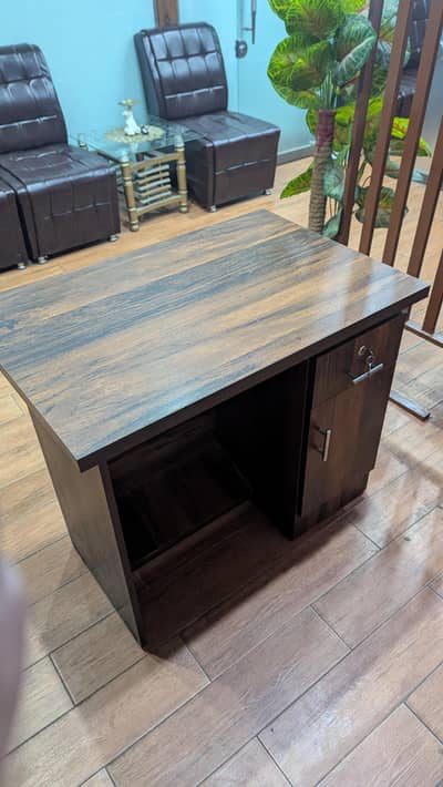 Office table in new condition 2x3 feet