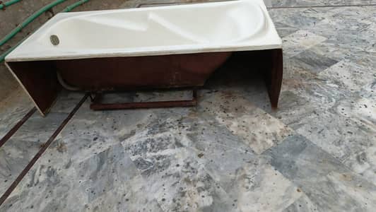 milky white bath tub