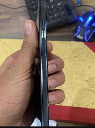 4+4ram 128gb no open repair with charger