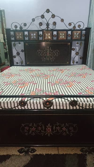 King Size Iron Bed Set for Sale. Sturdy & Well Maintained