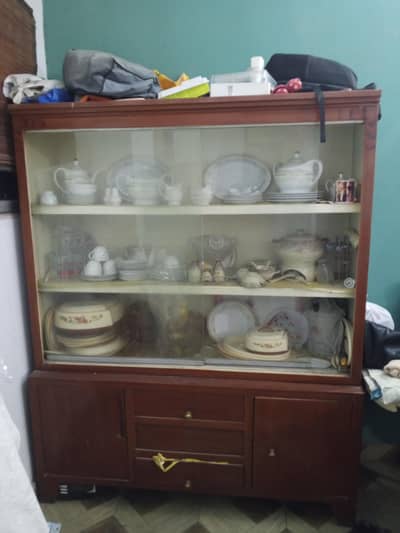 iron show case  2 piece b ho jaty hain.