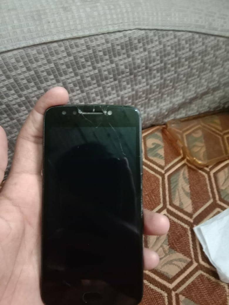 Moto E4 5
