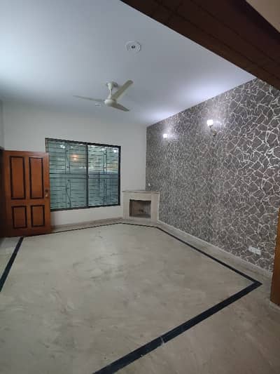 FOR RENT FULL HOUSE 10 MARLA DOUBLE STORY MARBLE TILE WOOD WORK FLOOR BEAUTIFUL HOUSE TOP LOCATION MAIN COLLEGE ROAD UET SOCIETY NEAR NFC SOCIETY NEAR PANJAB SOCIETY LAHORE
