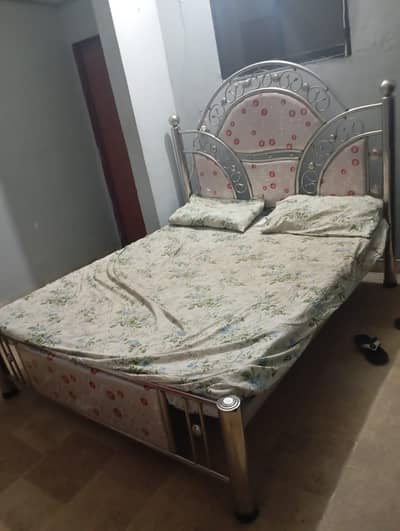 Bed sale price 30 hazar location Karachi gizri defence