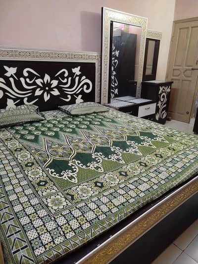 Complete Bedroom Furniture Set for Sale in good condition.