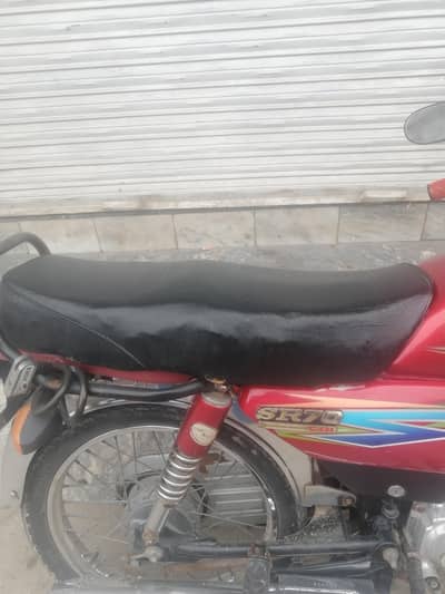 seat baik k sth lage hoi hai hi sapeed