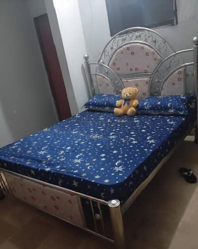 Bed sale price 30 hazar location Karachi gizri defence