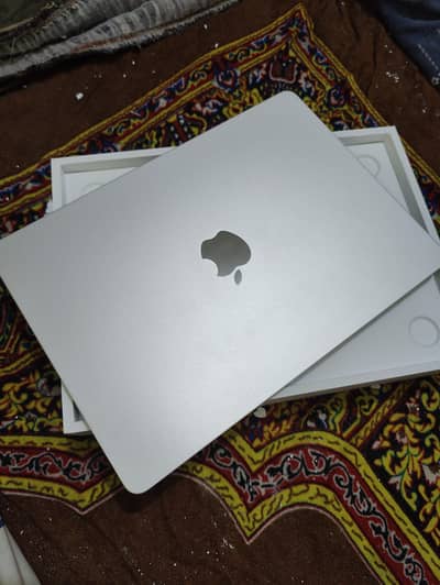 MacBook air m2 13 inch display 16/512