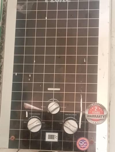 IZONE INSTANT GEYSER 8LTR DELUX GLASS