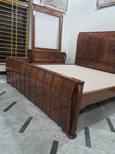 seesham Pure wood bed set new Not used  shadi ma bhi dia ja skta