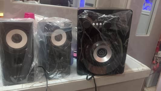 new speakers urgent sell . bilkul new hay
