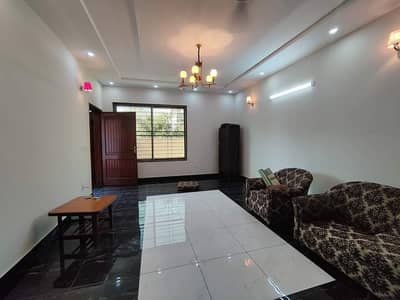 3 KANAL HOUSE IS AVAILABLE FOR RENT IN GULBERG 3