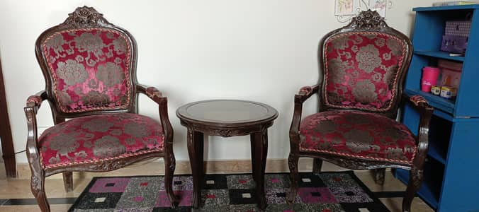 Room Chairs with Center Table