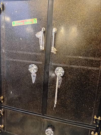 safe almari 2 pic lush condition