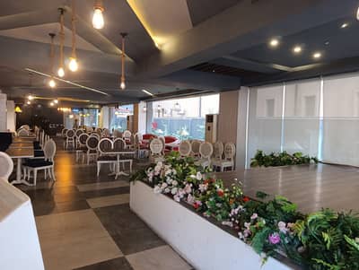 BUSINESS OPERTUNITY AT PRIME LOCATION OF GULGERG ON MM ALAM ROAD ON RENT