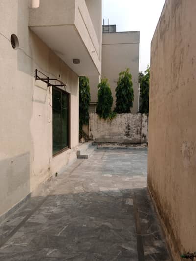 GARDEN TOWN BABAR BLOCK FACING PARK 1 KANAL OWNER BUILD HOUSE FOR SALE