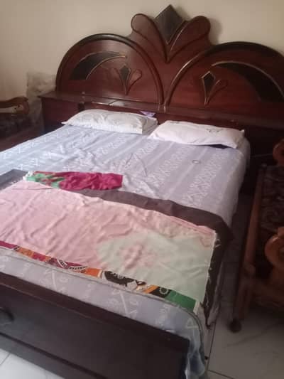 لکڑی کا مضبوط بیڈ ہے