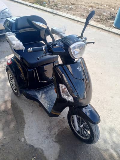 2025 Theree Wheeler scooty for sale 10.10 condition in warranty