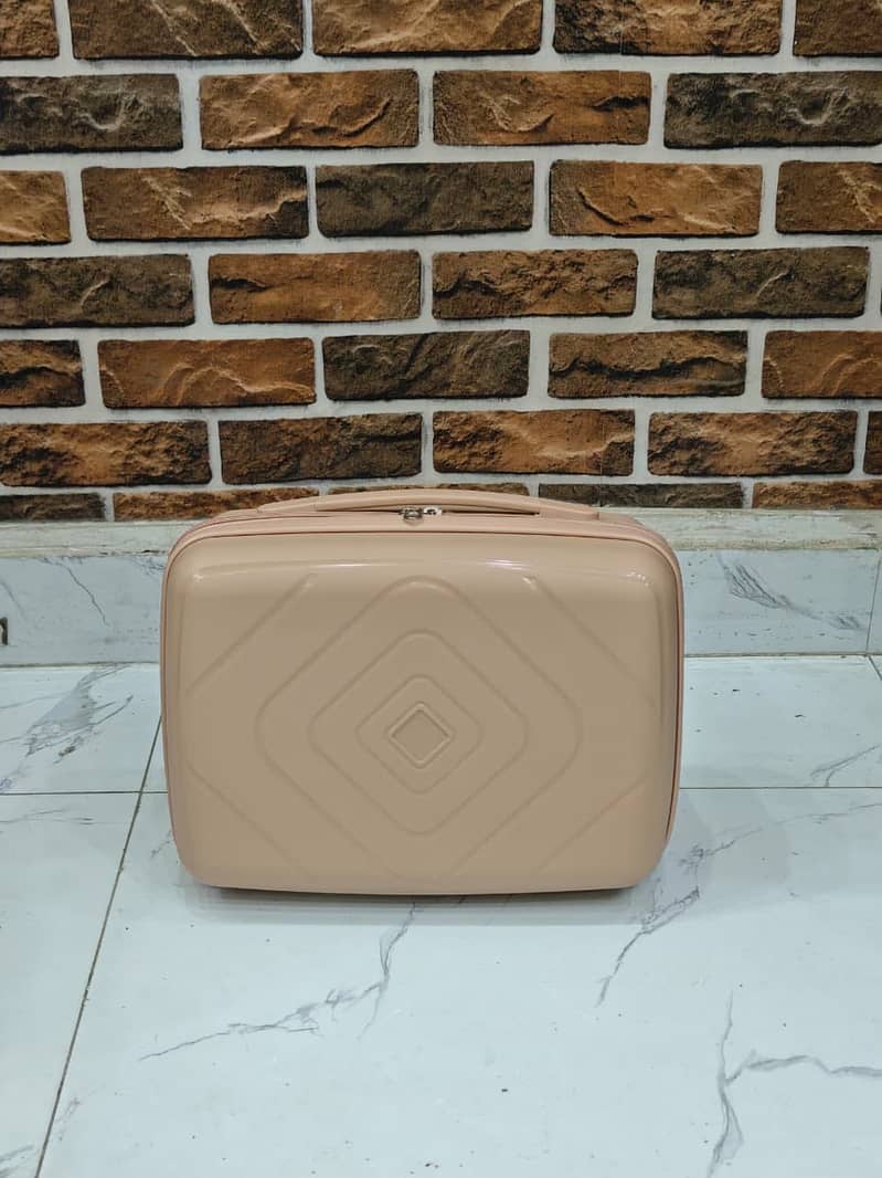 Makeup box unbroken 3